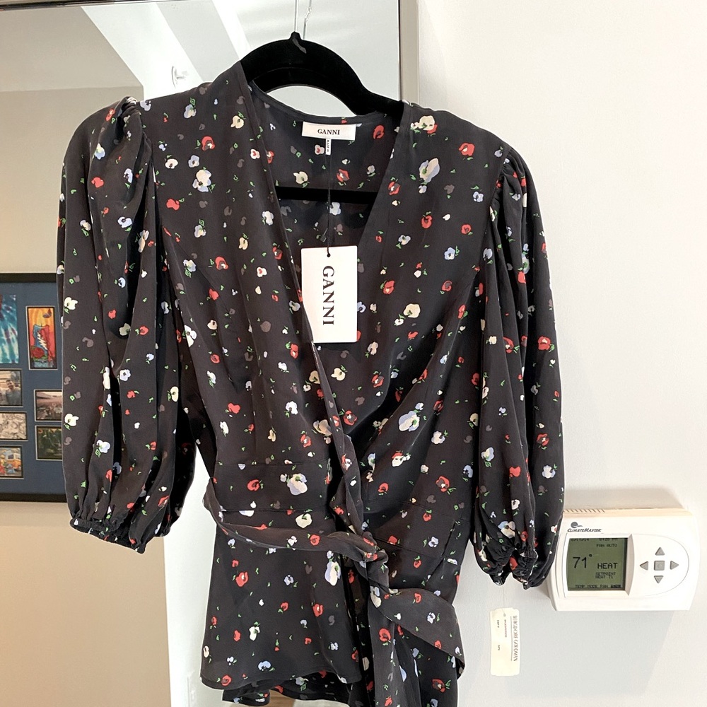 GANNI PRINTED BLOUSE. SIZE 36/4. NEVER WORN. TAG ON.